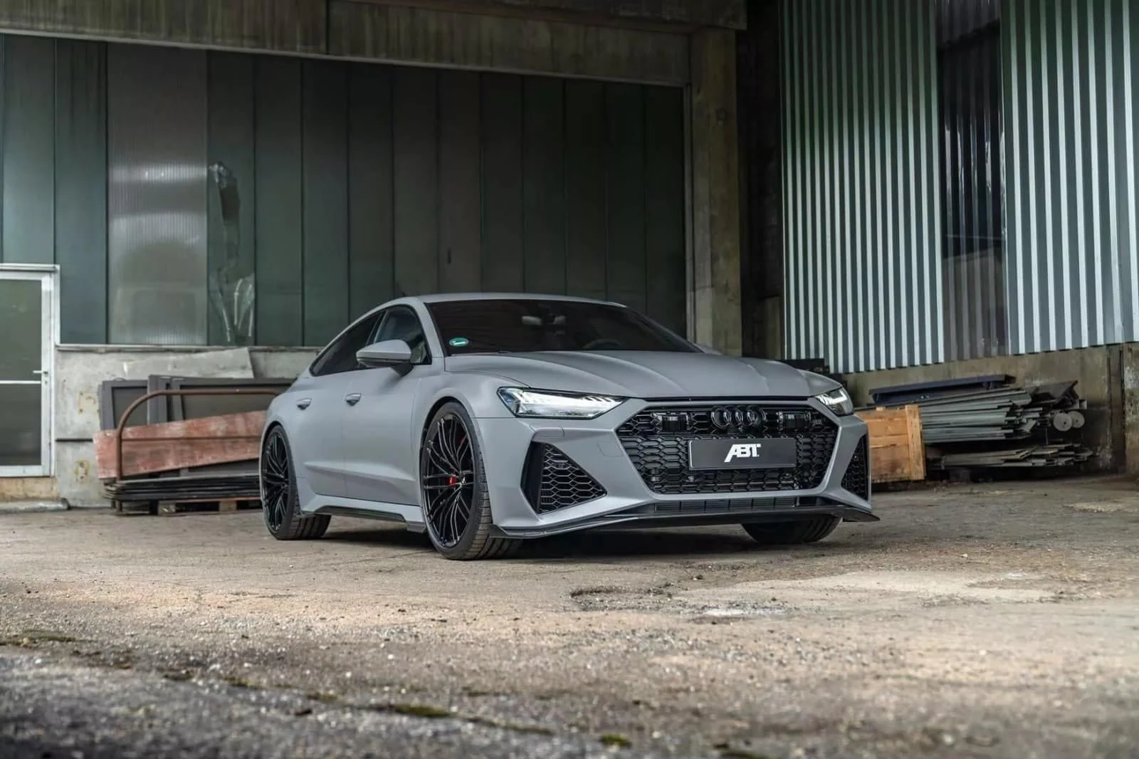 Audi com pintura e para-choque em destaque, imagem ilustrativa