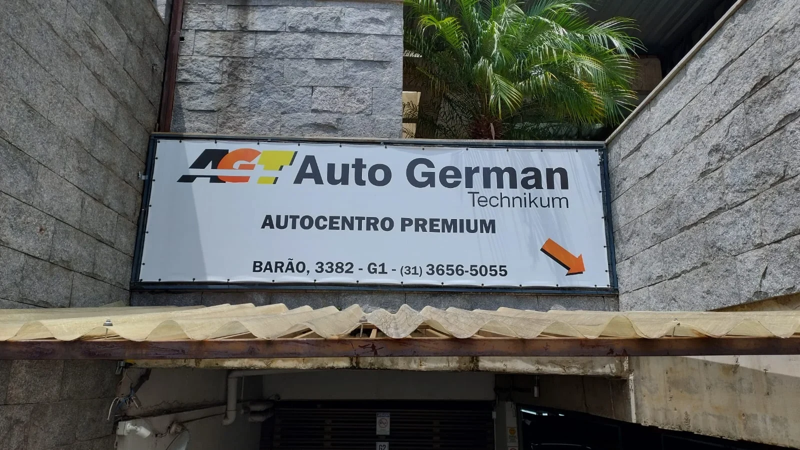 Placa da Auto German na entrada da oficina