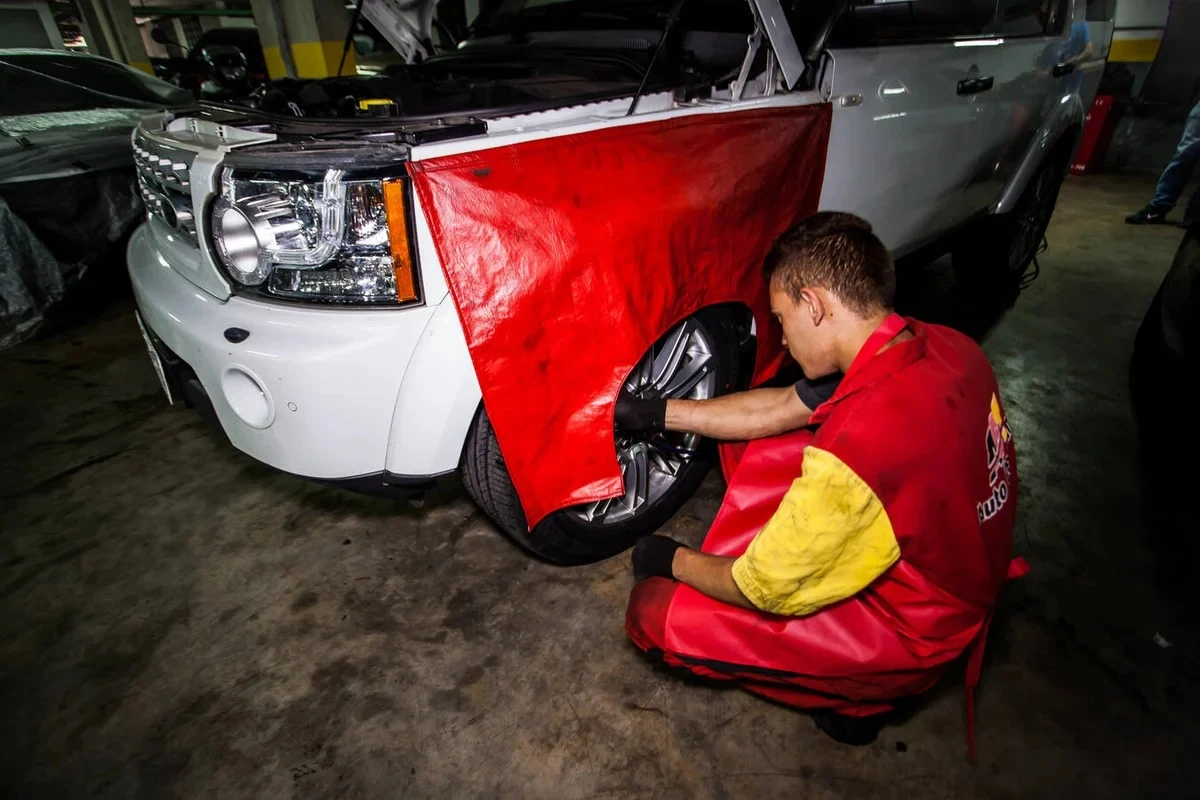 Profissional realizando manutenção em um veículo