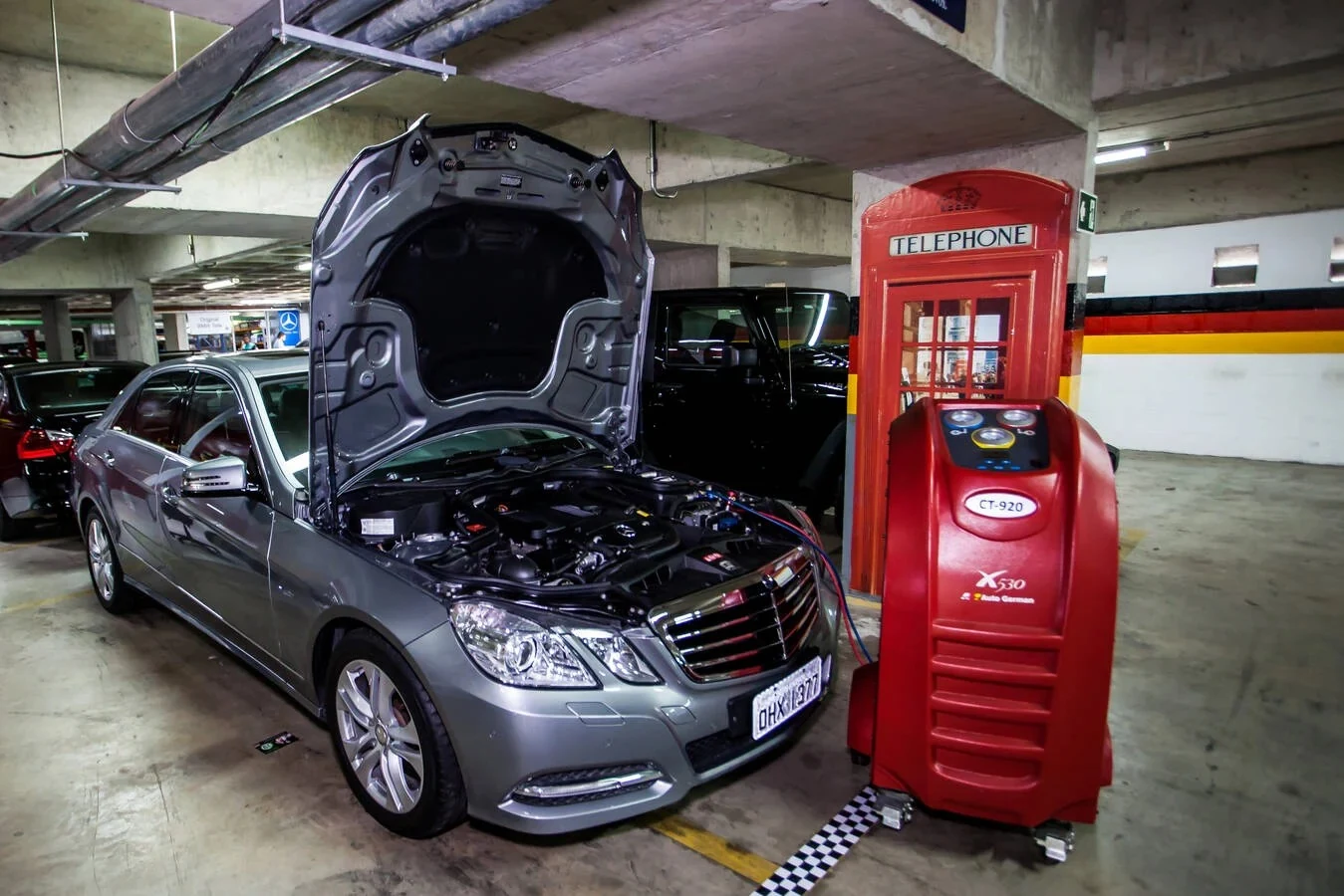 Interior da oficina Auto German, com veículo em manutenção
